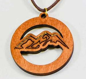 Lasergravierte Halskette "Bergszene" mit natürlichen Goldnuggets - Bild 1 von 8