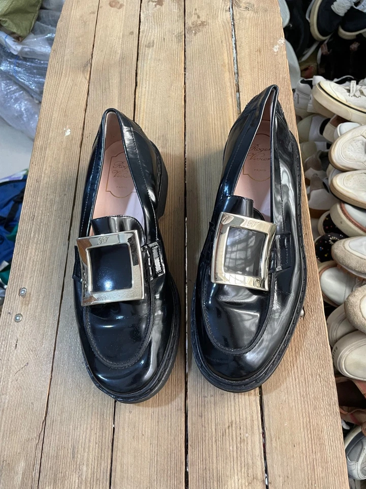 Mocasín Roger Vivier Rangers charol negro dorado tono hebilla talla 39.5 EU Foto 1 de 4