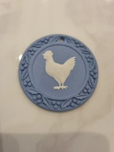 Wedgwood blauer Jaspis ~ Scheibenornament ~ "Henne" 3. in der 12-tägigen Weihnachtsserie - Bild 1 von 2