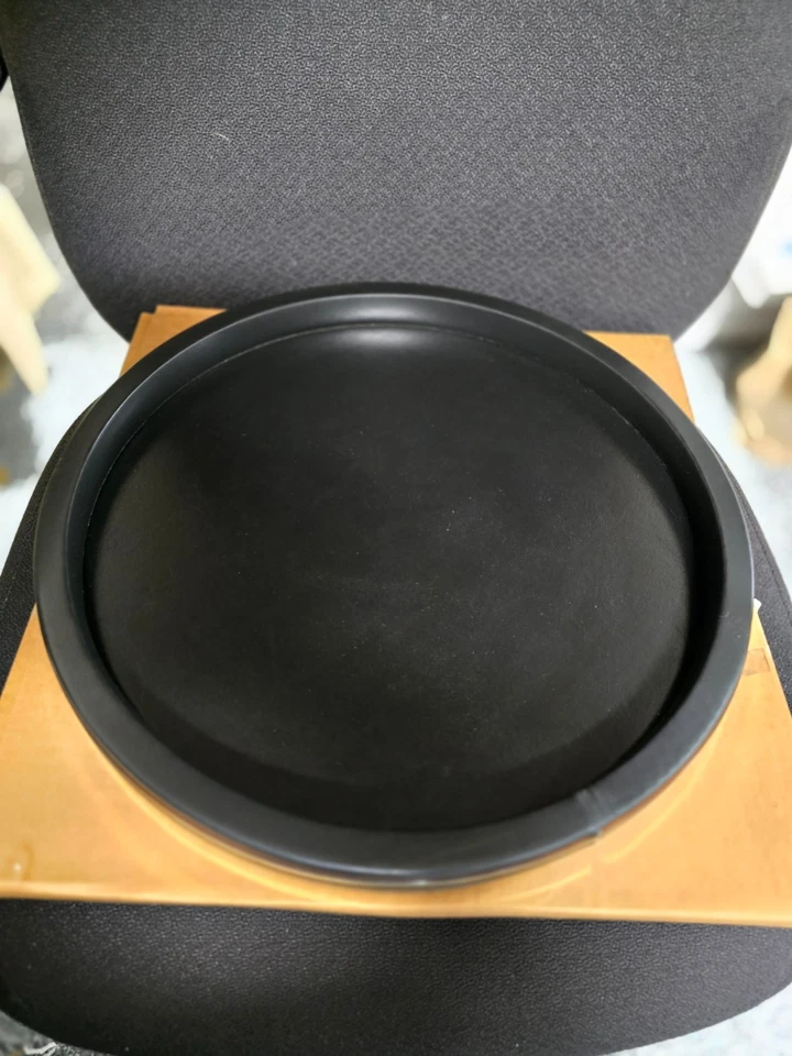 Bandeja redonda de cuero sintético, negra - 14 pulgadas Foto 1 de 3