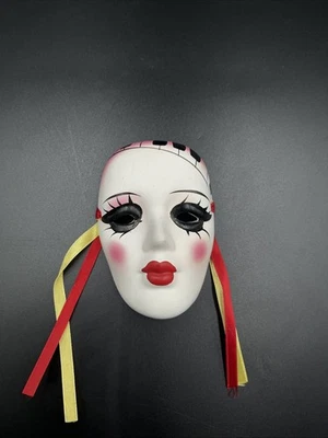 Máscara decorativa de Mardi Gras 4” X 3” teclas de piano rosa Foto 1 de 4