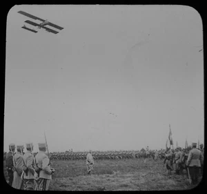 Magisches Laternendia FRANZÖSISCHER LUFTSPÄHER MIT ARMEE 1.WK FOTO DOPPELDECKER FLUGZEUG - Bild 1 von 2