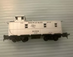 Athearn - Milwaukee Road - Cupola Caboose + Wgt & Windows # 01924 (Silver) - Picture 1 of 9