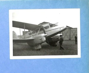 PHOTO AMATEUR / PARACHUTISTE DEVANT AVION - Picture 1 of 2