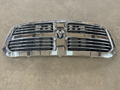 Dodge Ram 1500 2013-2019 parrilla delantera cromada con emblema OEM Foto 1 de 4