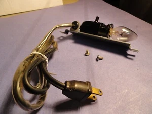 VINTAGE WHITE # 468 SEWING MACHINE LIGHT & BRACKET , TESTED WORKS GREAT - Picture 1 of 7