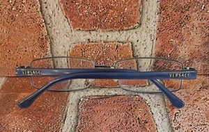 Gafas rectangulares Versace GunMetal plateadas con templos azules Italia 52 16 135 - Imagen 1 de 12