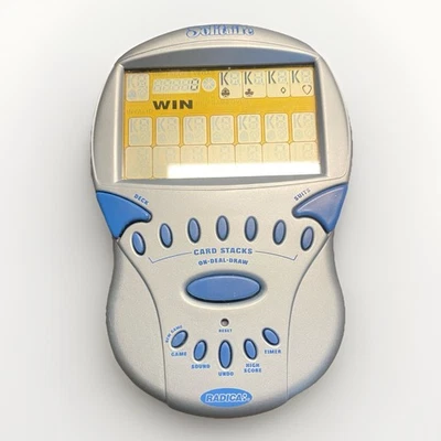 Juego electrónico portátil Radica Big Screen Solitaire 2002 retro probado funciona Foto 1 de 4