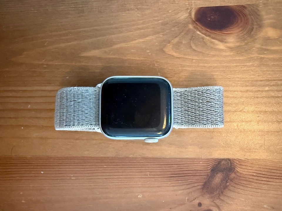 Apple Watch prata desbloqueado 4 com estojo de alumínio pulseira esportiva cinza celular Wi-Fi  - Imagem 1 de 1