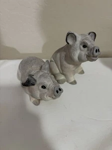 1993 ART LINE INC. Pig Figurine SET 2 Vintage Off White/Gray Hard Plastic Resin - Picture 1 of 6