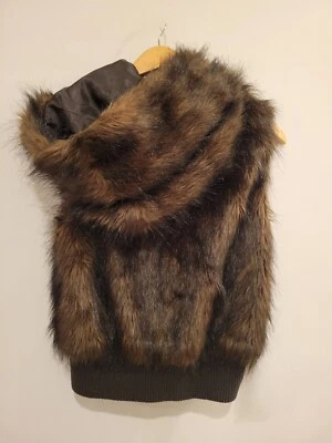 Chaleco con capucha de piel sintética BB Dakota talla M Foto 1 de 4