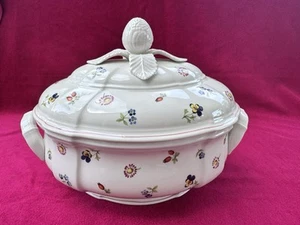 Villeroy & Boch Petite Fleur ovale Suppenterrine mit Deckel und Henkel mehrere Blumen groß - Bild 1 von 9