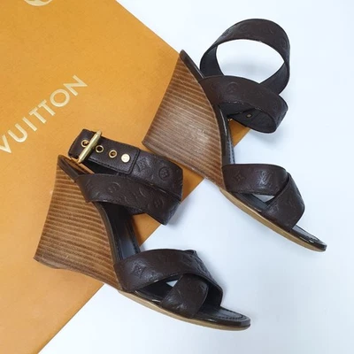 Sandalias de cuña Kalahari Louis Vuitton marrón con monograma de cuero en relieve talla 37 Foto 1 de 4