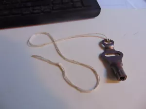 Vintage Stahl Rollschuh Schlüssel auf einer Schnur Schraubenschlüssel Werkzeug - 2-3/4" lang - Bild 1 von 4