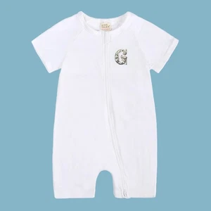 Nuovo con etichette* Monogram G -Pagliaccetto neonato-Sleeper manica corta doppia cerniera cotone peso 3-6m - Foto 1 di 3
