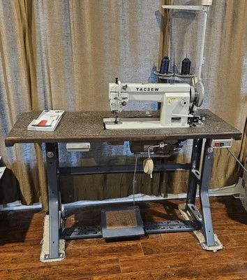 Промышленная швейная машина Tacsew T111-155 — с подставкой, недавно обслуживалась - Изображение 1 из 4