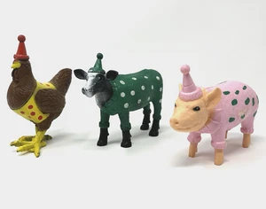 3 Target Party Tiere Spielzeug Figuren Kuh Hahn Schwein gepunktet Outfits Hüte gebraucht - Bild 1 von 11