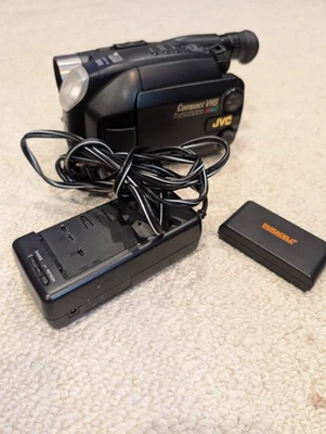 Working Vintage JVC GR-AXM100U Compact VHS Video Tape Camcorder Bundle With Bag - Image 1 of 4