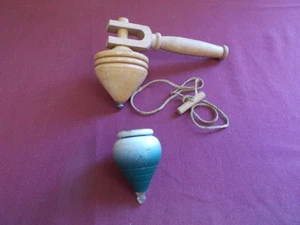 VINTAGE KONVOLUT - 2 SPIELZEUG SPIN TOPS DUCAN CYCLONE NO NAME HOLZ HOLZ - Bild 1 von 11