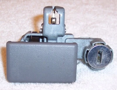 94 95 96 97 PESTILLO GUANTERA HONDA PASAPORTE - SIN LLAVE - OEM - GRIS Foto 1 de 2