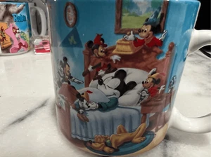 "TAZA DE CAFÉ DISNEY MICKEY MOUSE A TRAVÉS DE LOS AÑOS DURMIENDO CON PLUTÓN 3,5"" DE ALTO" - Imagen 1 de 5