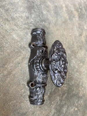 Ancienne crémone en fonte pour fenetre - Photo 1/4