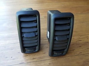 2 x RENAULT TRAFIC / VAUXHALL VIVARO Armaturenbrett Lüftungsschlitze - schwarz - Bild 1 von 2