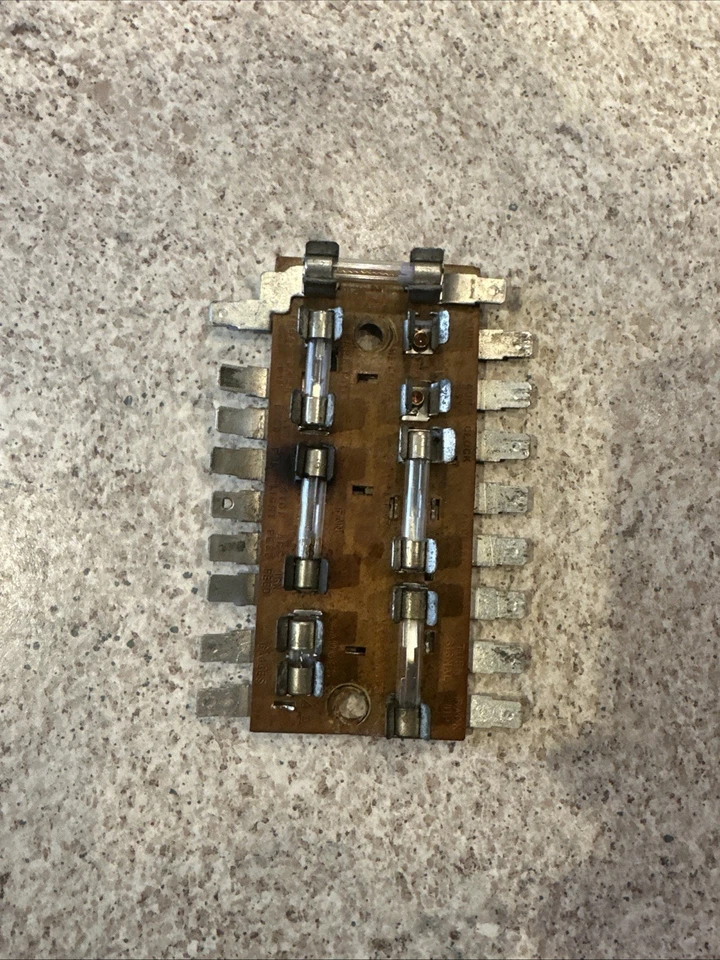 Panel de caja de fusibles AMC Hornet 1974-1977 original usado estado raro encontrar Foto 1 de 4