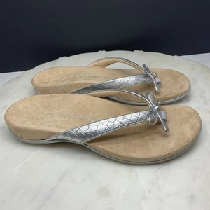 Sandalias Vionic Bella para mujer 7,5 chanclas plateadas metálicas cocodrilo sin cordones - Imagen 1 de 8