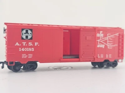 *READ Life-Like HO Scale Santa Fe ATSF #140185 40' Sliding Door Box Car Train - Image 1 of 4