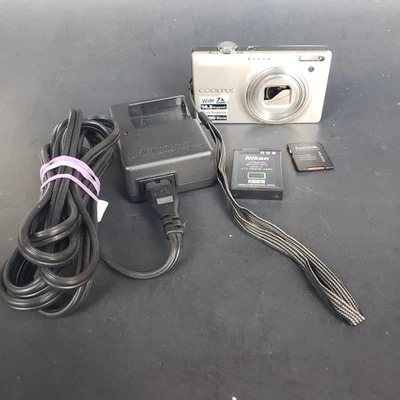 Cámara digital Nikon Coolpix S6000 plateada 14,2 MP 10x cargador zoom y tarjeta SD LEER Foto 1 de 4