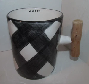 Taza de café Mud Pie 2021 mango de madera a cuadros blanco y negro CÁLIDA 21 OZ - NUEVA - Imagen 1 de 6