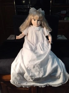 Suzanne Gibson Bebé Muñeca en VESTIDO DE BAUTIZO BLANCO MUY LARGO CON ZAPATOS ROJOS 23"t - Imagen 1 de 12