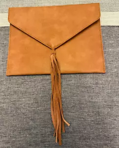 Anthropologie Street Level Umschlag Clutch camelfarben mit Quaste - Bild 1 von 4