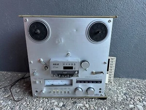 ꙮ Akai GX-625 Stereo Reel to Reel Tape Recorder For Parts or Service POWERS ON - Picture 1 of 8