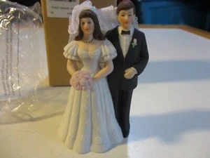FIGURA IZQUIERDA 5" PORCELANA BODA PAREJA NOVIA Y NOVIO NUEVA EN CAJA ADORNO PASTEL - Imagen 1 de 8