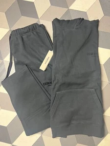 FOG Essential SS22 Black Stretch Limo Trainingsanzug | MEHRERE GRÖSSEN | KOSTENLOSER VERSAND - Bild 1 von 5