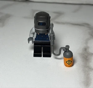 LEGO Welder Minifigure Collectible Series 11 - Complete - Picture 1 of 7