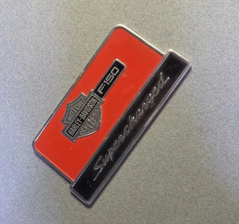 Pequeña placa sobrealimentada Harley Davidson F150 nueva de stock tiene algunos arañazos finos Foto 1 de 3