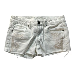 America Eagle Cutoff Shorts Sz 6 White Distressed Needlework Stretch Cotton - Picture 1 of 11