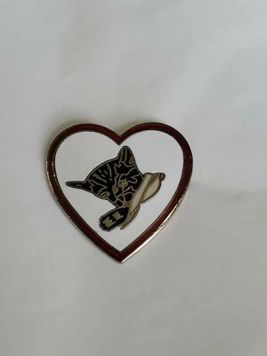 Sleeping Kitten Heart Lapel Hat Jacket Pin Vintage Enamel - Image 1 of 3