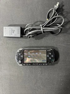 PSP 1001 schwarz mit Ladegerät *LESEN* - Bild 1 von 12
