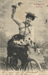 Dama glamour vintage con bicicleta - Foto postal antigua años 1900 - Imagen 1 de 2