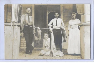 Echt Foto Postkarte RPPC - Fischer Männer und Frauen mit Stangen und großen Fischen - Bild 1 von 2