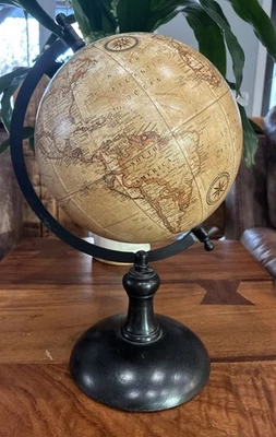 "Globo terráqueo mediano en marrón con fondo de madera negro hecho en India 14"" de alto" Foto 1 de 4