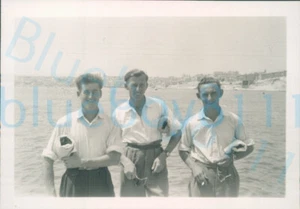 1952 REME Soldiers on leave after swim at Velleta Malta July named on back - Picture 1 of 2