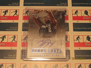 2013-14 Prestige Bonus Shots Autografi Blu #2 Desagana Diop / 75 Sn 05/75 Chc - Foto 1 di 1