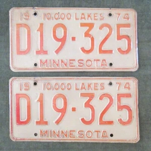 Targa concessionario Minnesota 1974 abbinata COPPIA targhe yom d19-325 da collezione - Foto 1 di 1