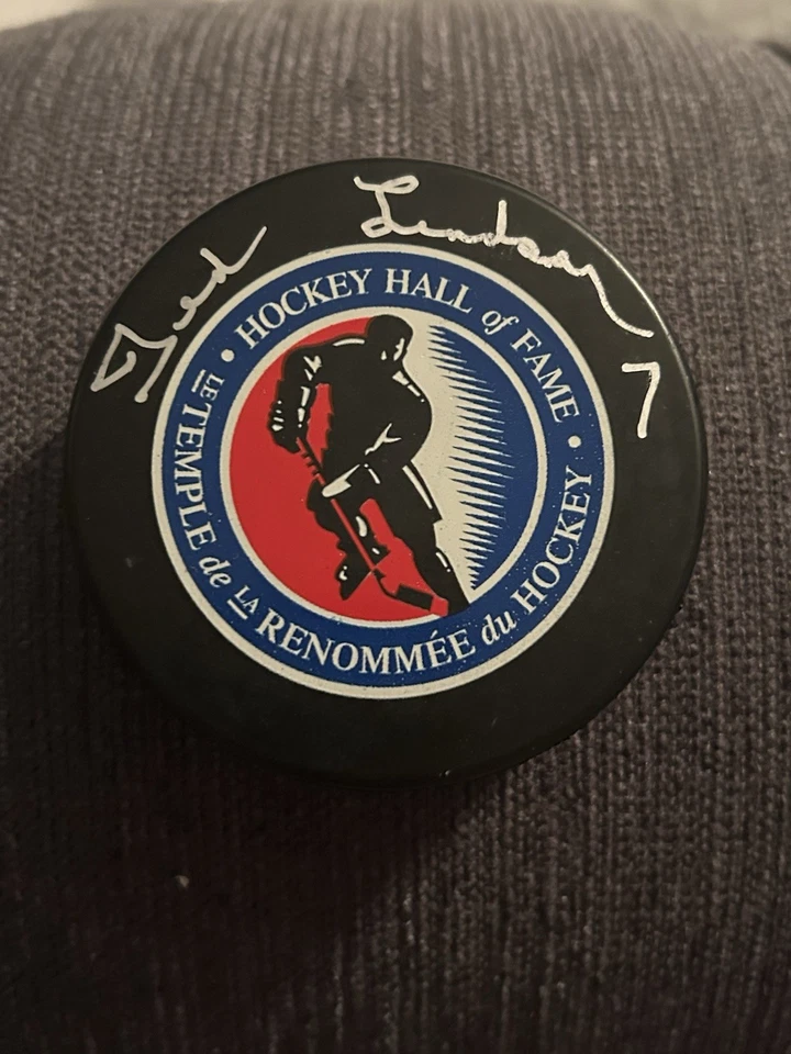 Подписанная Тедом Линдсеем хоккейная шайба Зал славы Blackhawks Red Wings - Изображение 1 из 1