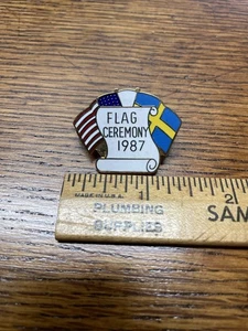Prendedor vintage 1987 ceremonia bandera club de leones - Imagen 1 de 2
